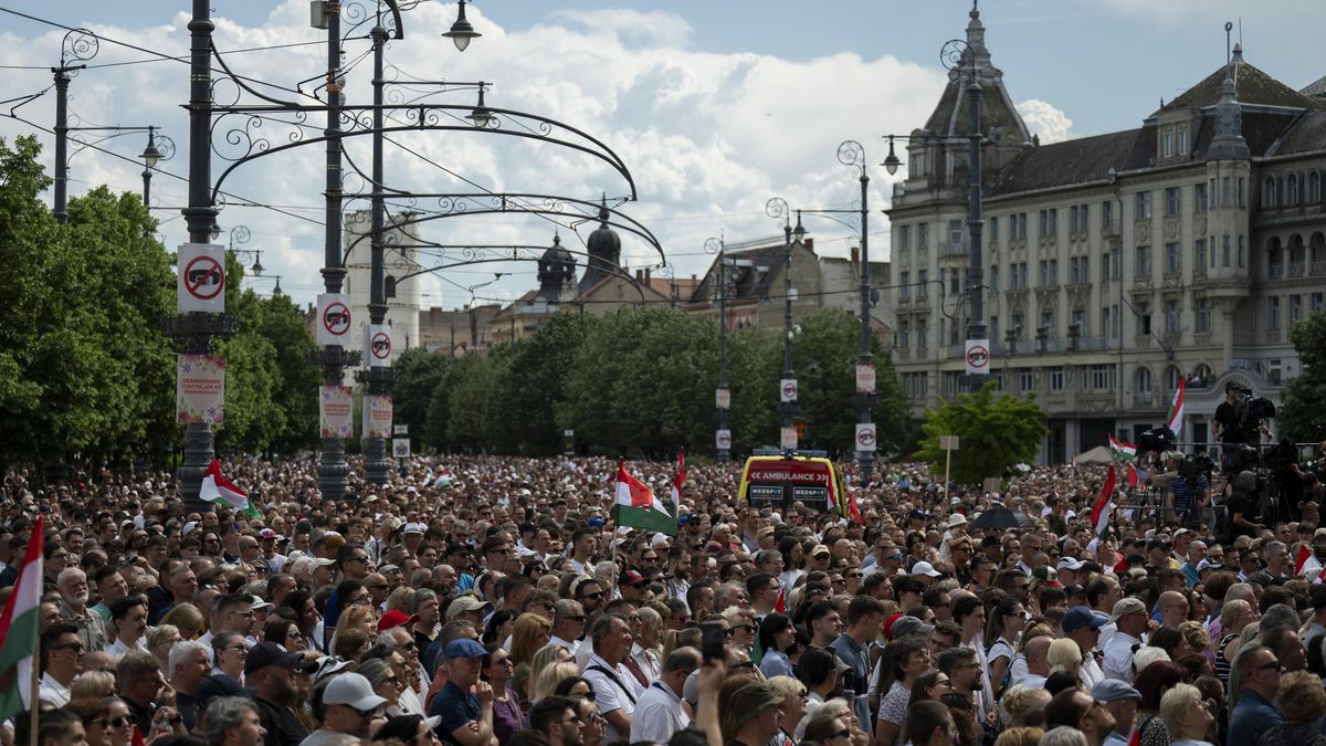 Tisíce Maďarů v Debrecínu protestovaly proti vládě